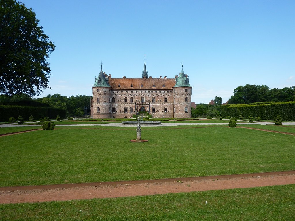 P1050648.JPG - Schloss Egeskov hat einen sehr schönen Schloßgarten