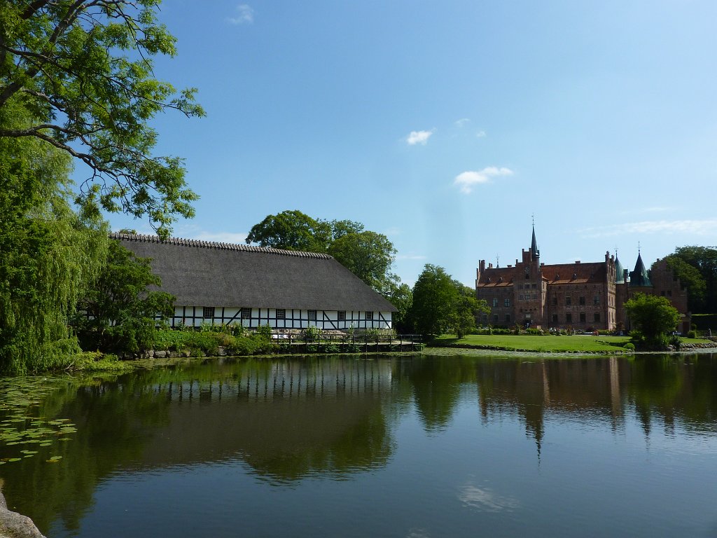 P1050650.JPG - im Schloßgarten von Egeskov Slot