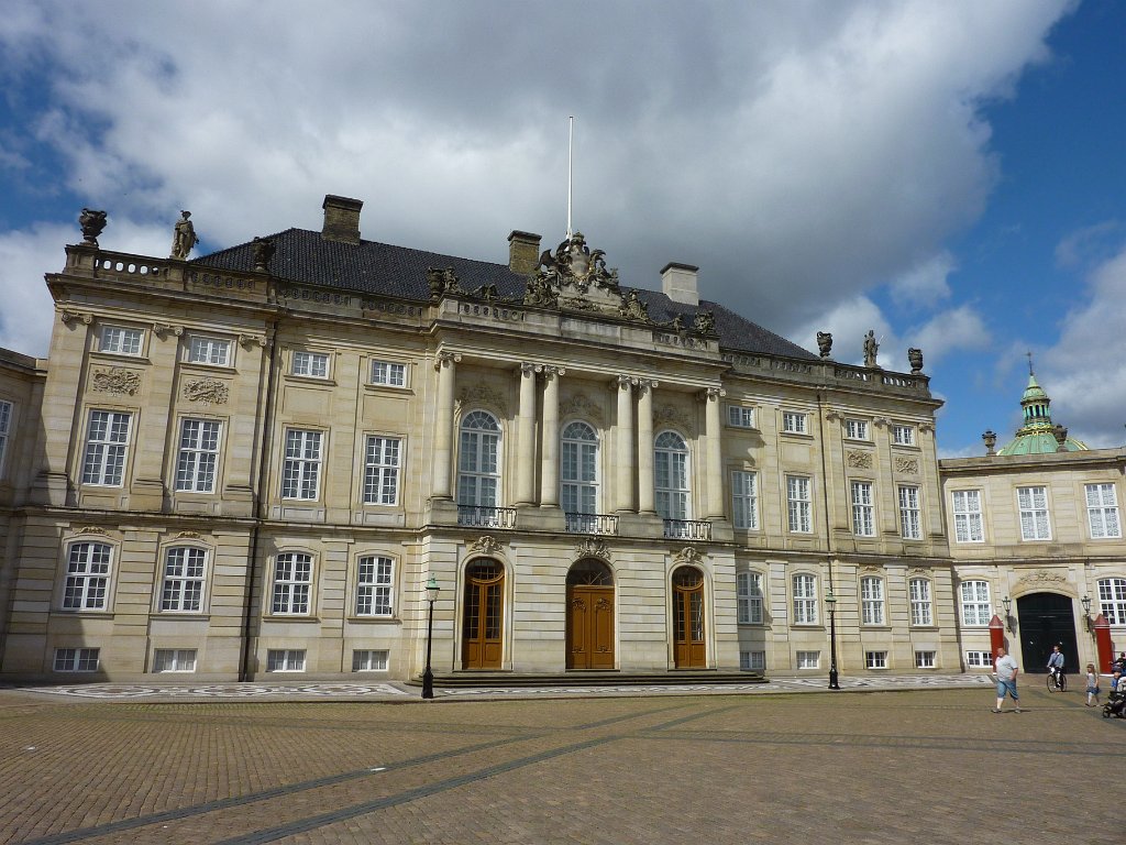 P1050702.JPG - Schloss Amalienborg ist die Kopenhagener Stadtresidenz der dänischen Königin Margrethe II.