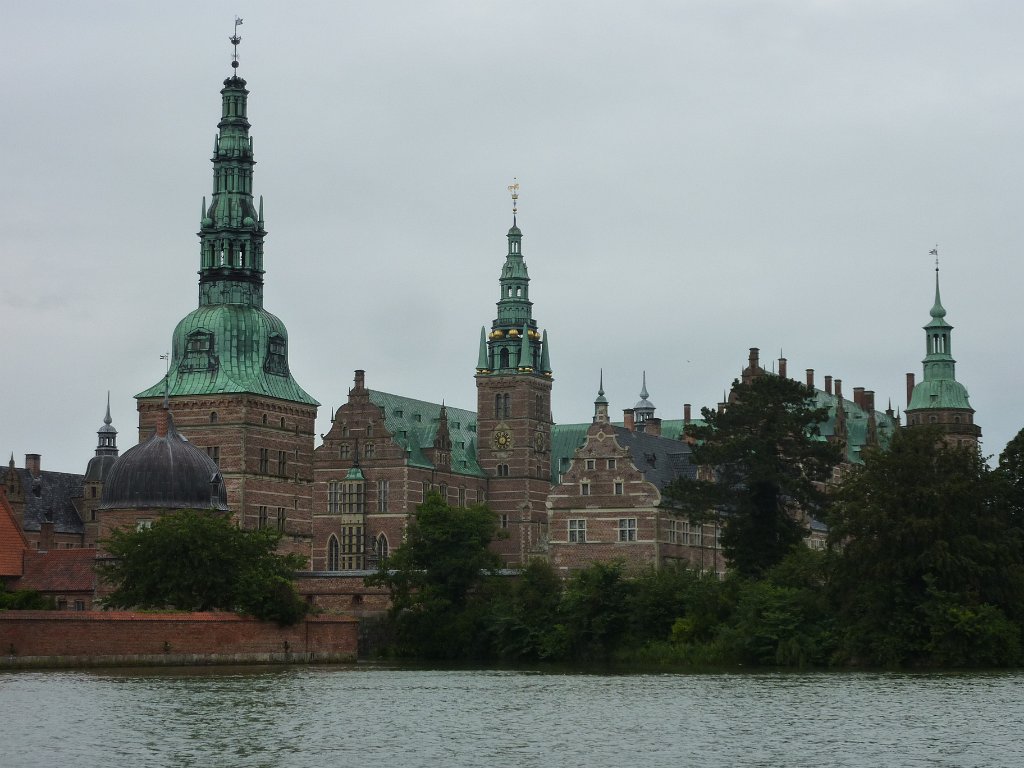 P1050813.JPG - Schloss Frederiksborg ist ein Wasserschloss in Hillerød